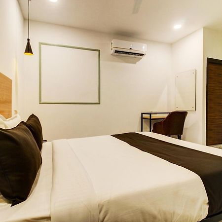 Super Townhouse Rcc Hotel Banjara Hills Hyderabad Exterior photo