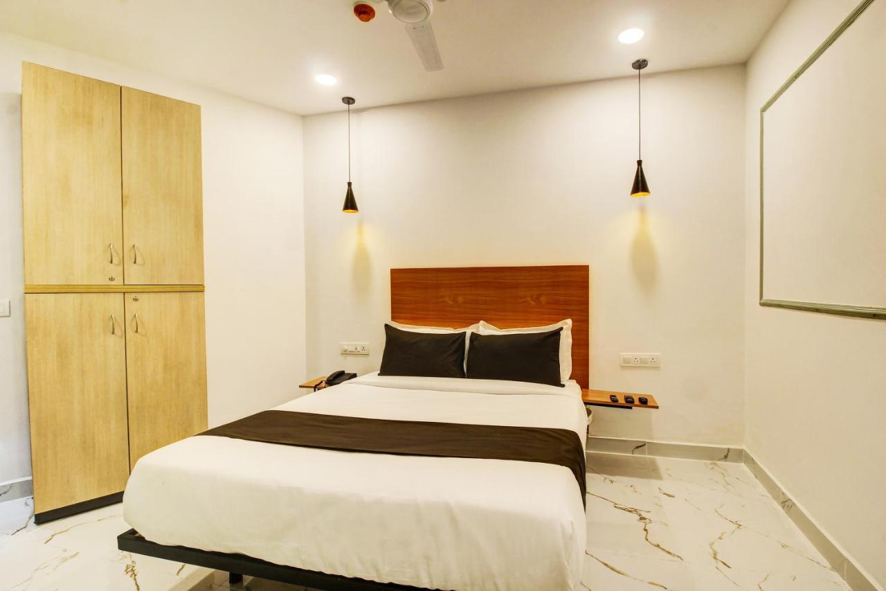 Super Townhouse Rcc Hotel Banjara Hills Hyderabad Exterior photo