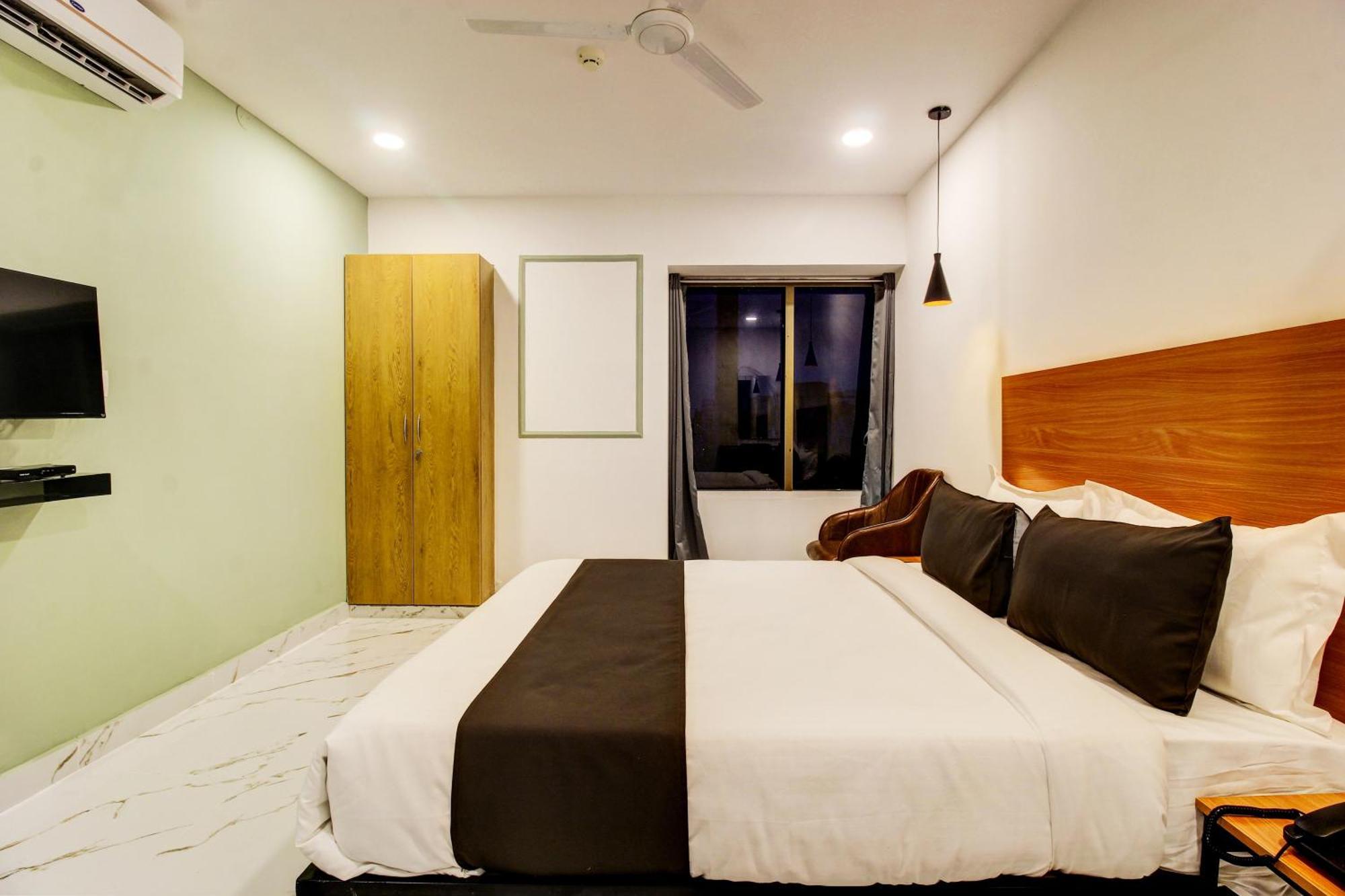 Super Townhouse Rcc Hotel Banjara Hills Hyderabad Exterior photo
