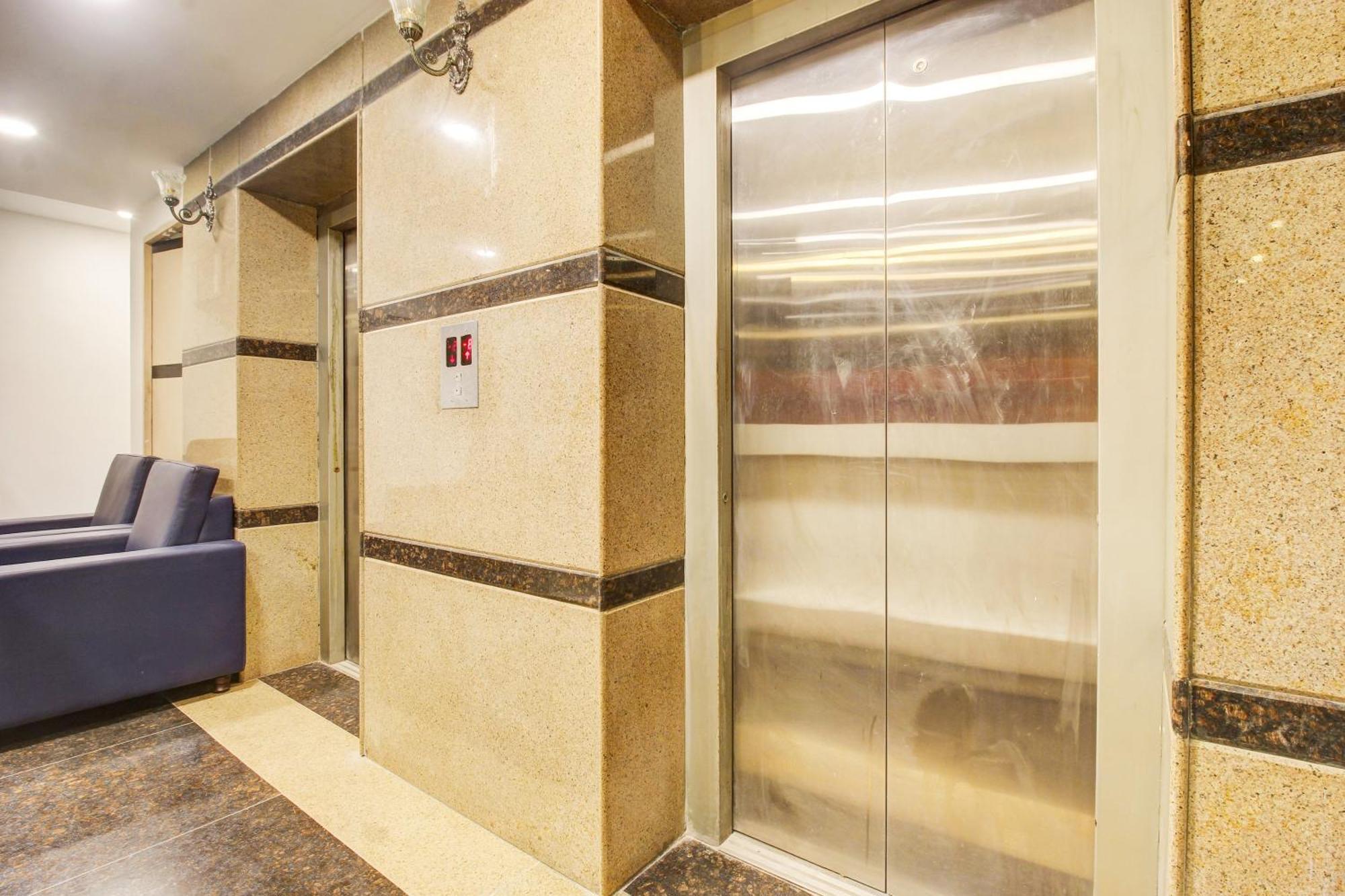 Super Townhouse Rcc Hotel Banjara Hills Hyderabad Exterior photo