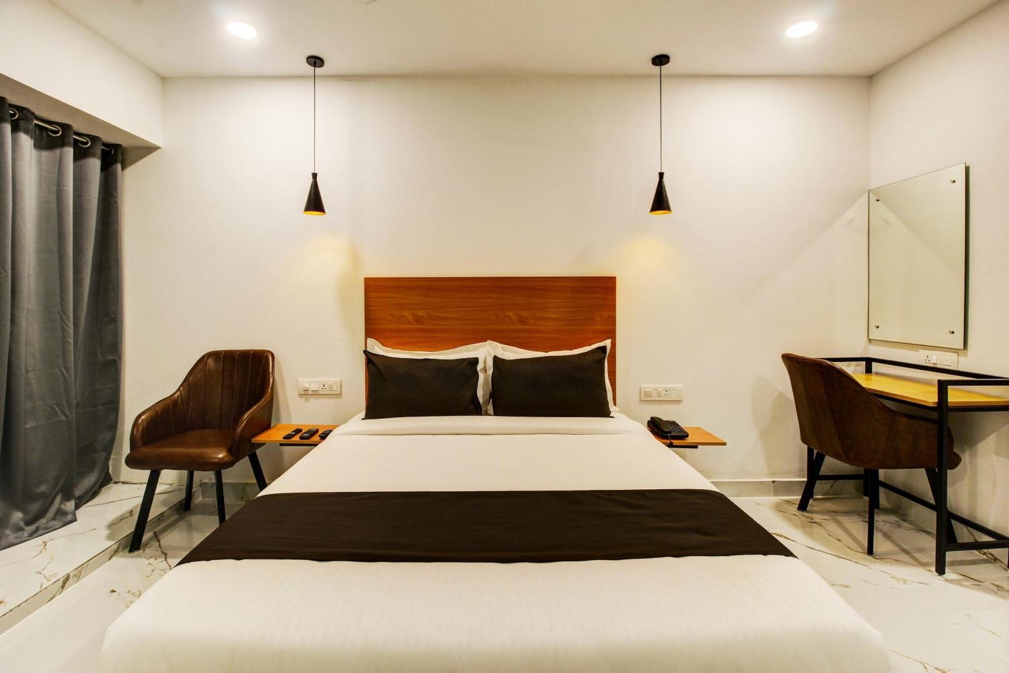Super Townhouse Rcc Hotel Banjara Hills Hyderabad Exterior photo