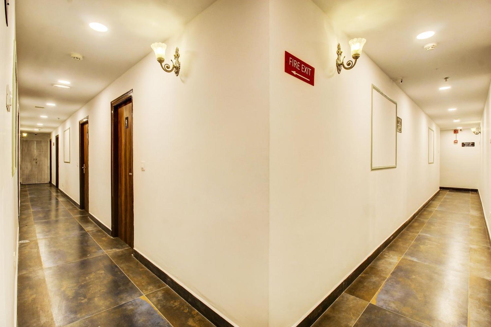 Super Townhouse Rcc Hotel Banjara Hills Hyderabad Exterior photo